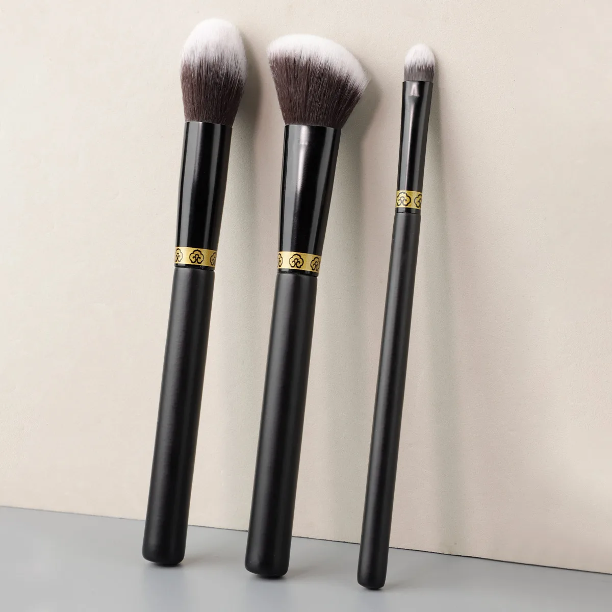 SINGLE MAKEUP BRUSH BLACK GOLD HIGHLIGHTER BRUSH CONTOUR BRUSH LIP BRUSH POWDER GRAB POWER BEAUTY MAKEUP TOOl
