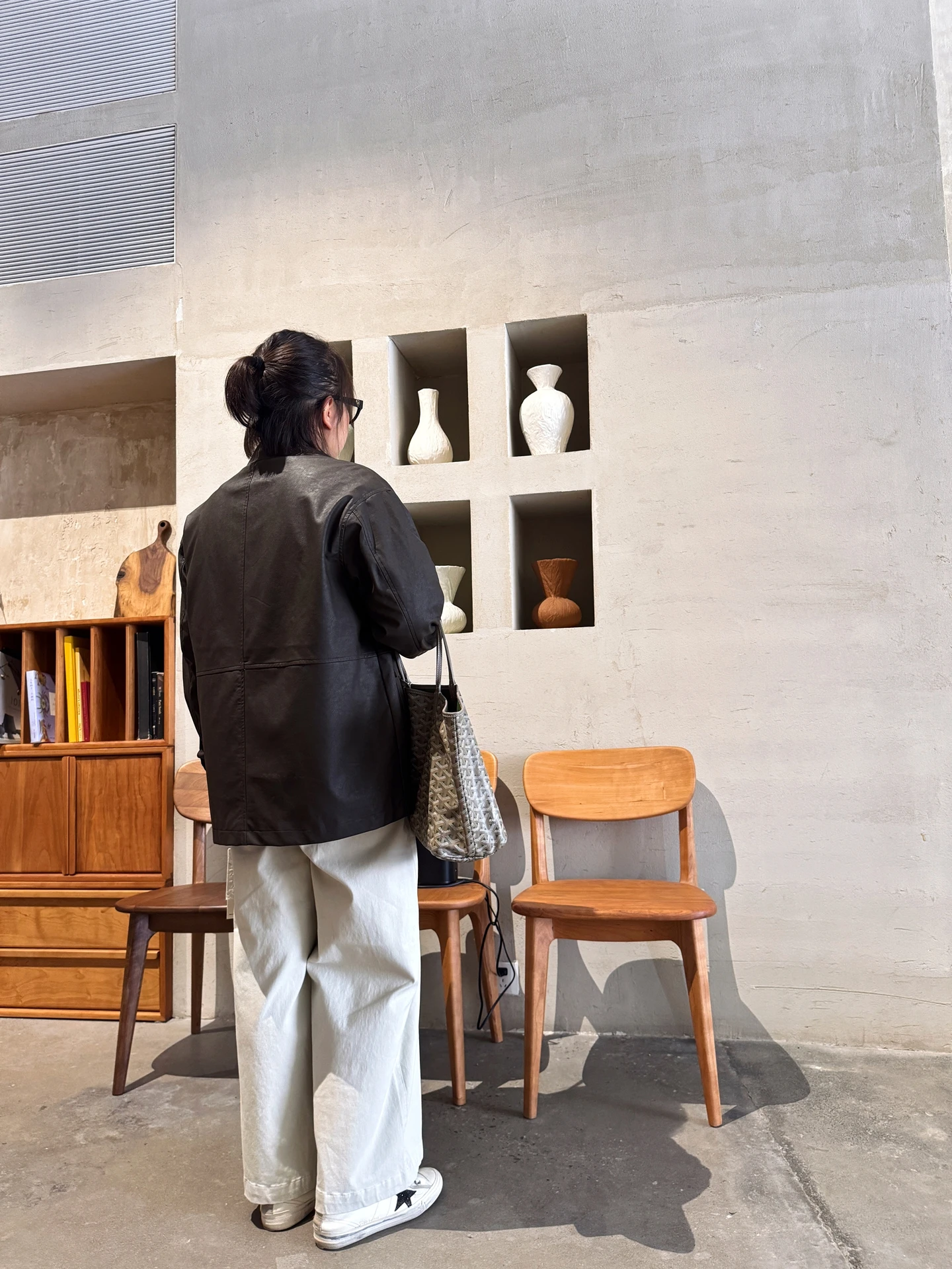 جاكيت نسائي كبير الحجم من الجلد الصناعي بتصميم كوري بسيط بلون القهوة، فضفاض وعصري بأكمام طويلة لموسم الخريف من روز سيستر