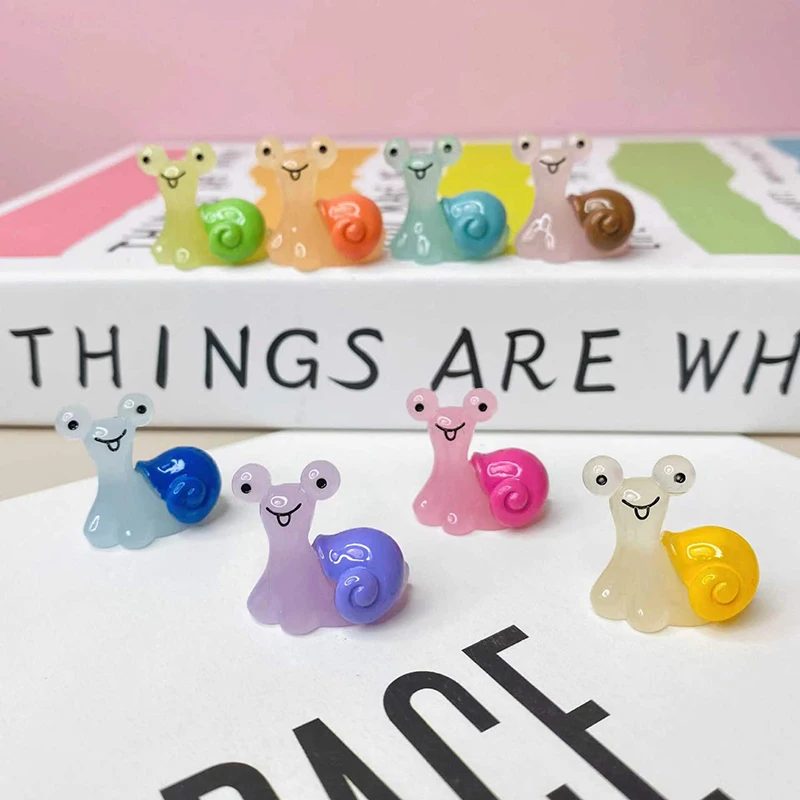 Mini caracoles brillantes, musgo en miniatura, decoración de micropaisaje que brilla en la oscuridad, figuritas de caracoles, accesorios de jardín de hadas, 2 uds.