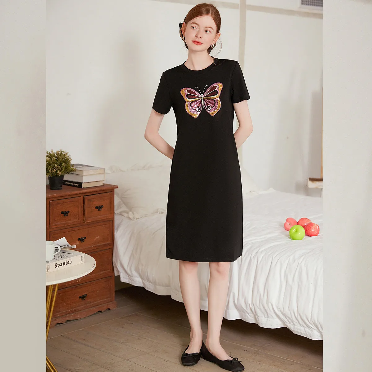 LOUIS YAO 新作 スパンコール刺繍 蝶々柄 レディース Tシャツワンピース 夏 2025 カジュアル ラウンドネック スリット入り 半袖ワンピース