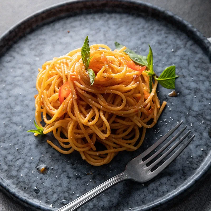 

Керамическая тарелка каменного серого цвета, керамическая тарелка в скандинавском западном стиле, выглядит как каменная мраморная серая фарфоровая тарелка C8C1C6