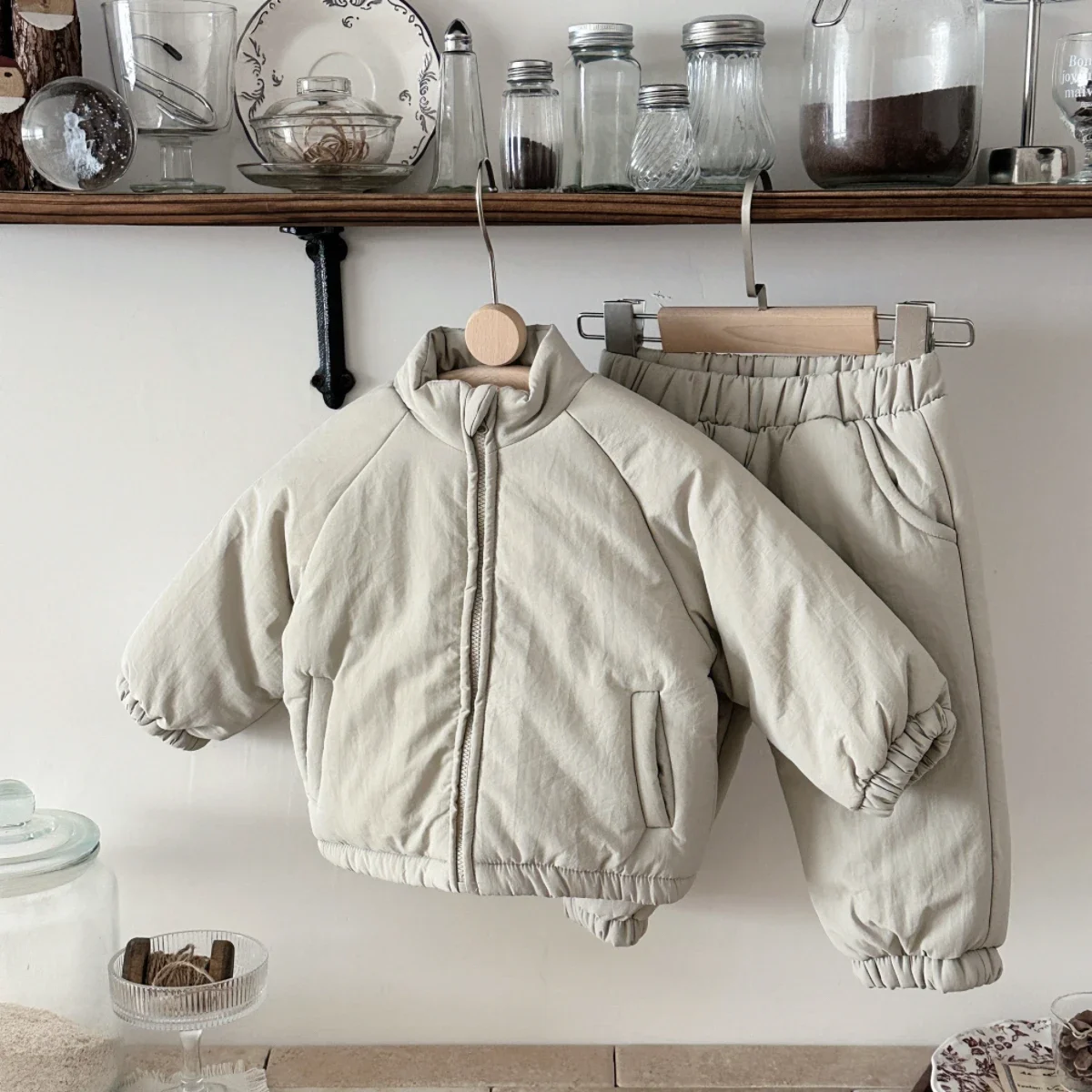 

Минималистичный зимний комплект для детей из 2 предметов: утепленная куртка с воротником-стойкой на молнии и брюки с эластичным поясом, теплый наряд