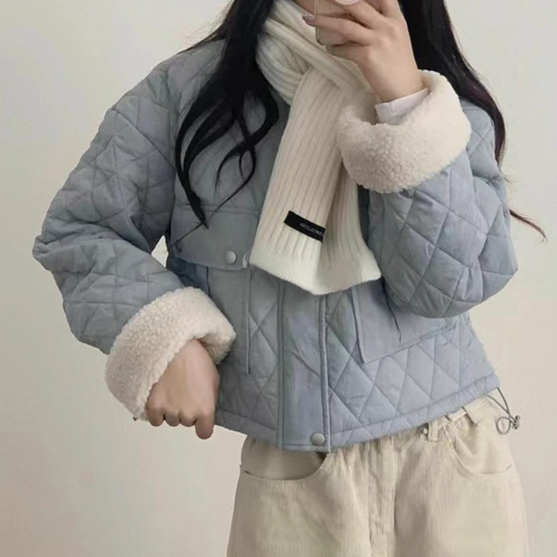 

Стильная осенне-зимняя короткая хлопковая куртка для женщин с длинными рукавами, воротником-стойкой из овечьей шерсти, стеганым дизайном и антистатическим эффектом.