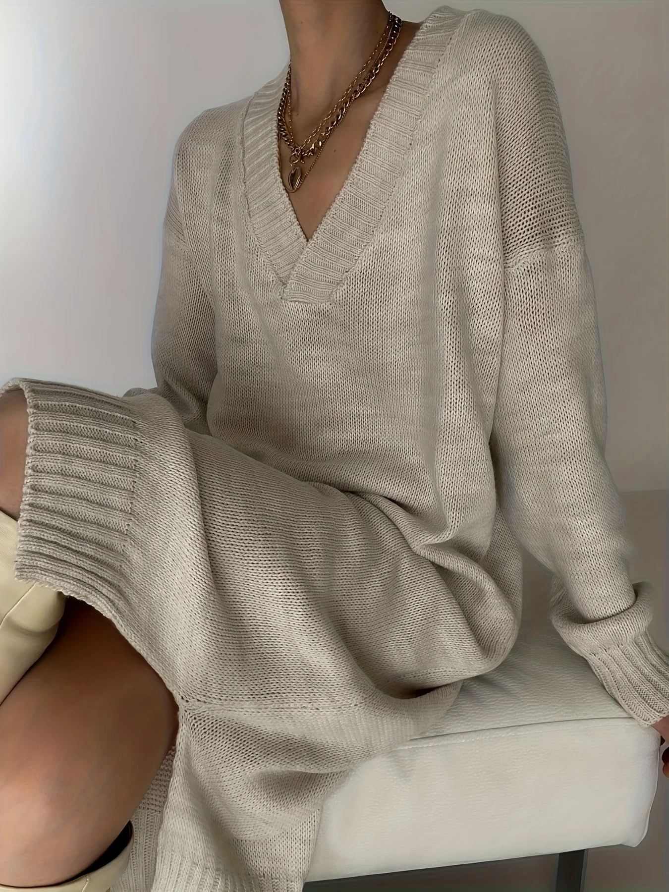 Frühlings-Herbst-Strickkleid mit lockerem V-Ausschnitt und mittellanger Länge, einfaches, modisches, vielseitiges Damenkleid im neuen Stil