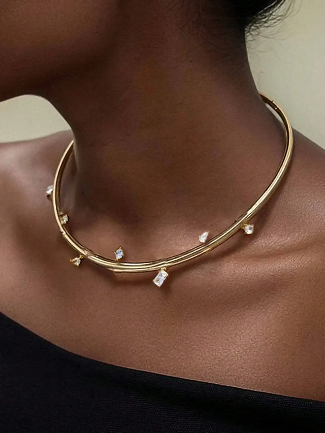 A Trendy Crystal Choker Necklace — A Charming Summer Jewelry Accessory for Women