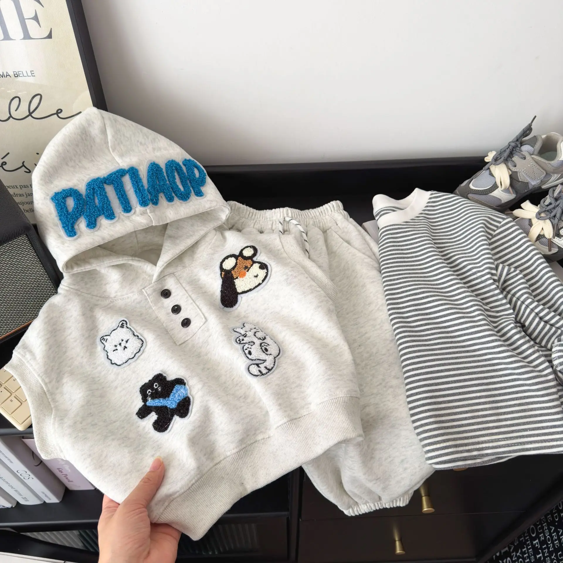 2026 Neue Herbst-Babykleidungssets für Jungen und Mädchen, niedliche Cartoon-Patch-Weste mit Kapuze + gestreiftes Langarm-Oberteil + Hose, 3-teiliges lässiges Kinder-Outfit – Detail 12