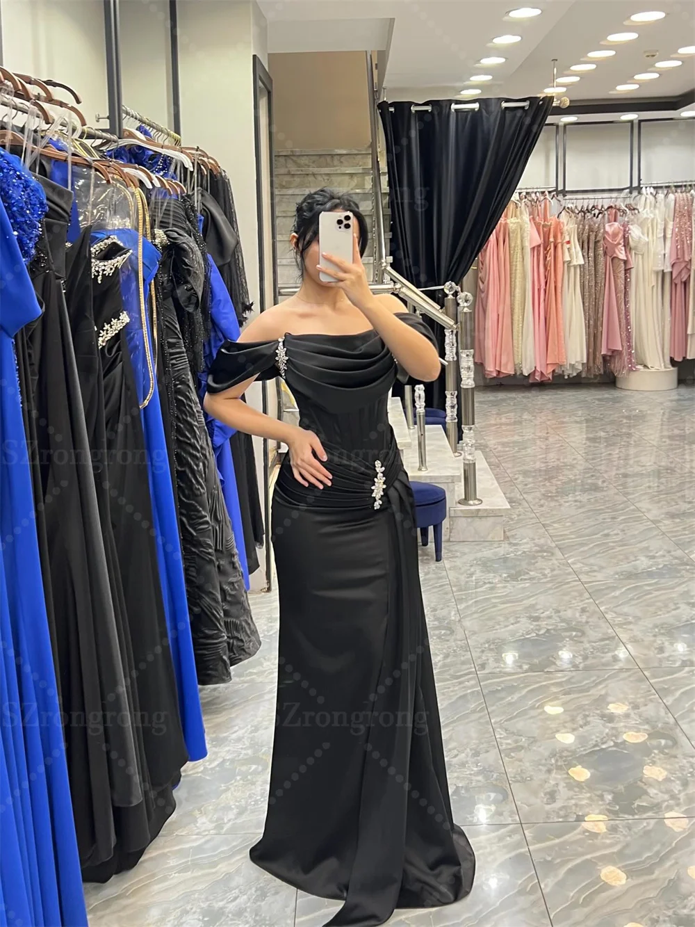 Robe de soirée formelle sur mesure, fourreau, épaules dénudées, plissée, dos nu, longueur au sol, robe de bal en cristal avec traîne