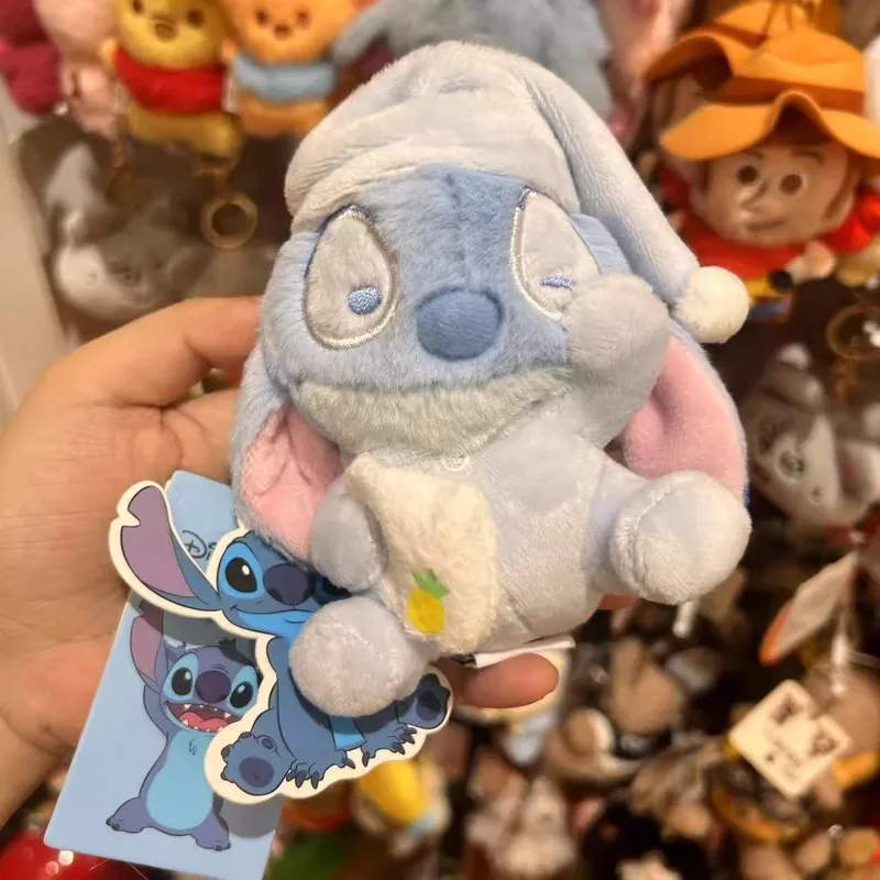 本物のディズニーベビーパジャマ型ぬいぐるみキーホルダーチャーム - スティッチ、くまのプーさん、ロッツォのキャラクター、バッグ、バックパック、ギフト用