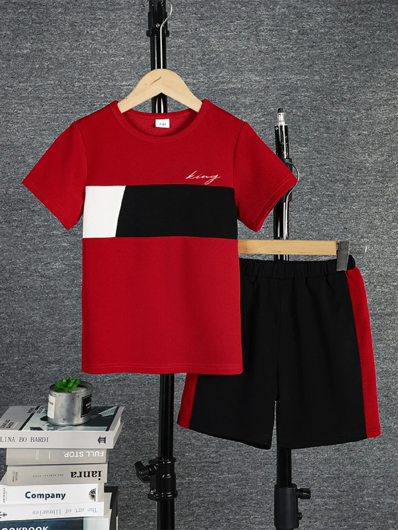 

Hot-selling Fashionable Boys' Casual Color Block Short-sleeved T-shirt and Shorts Set, Oversized, Comfortable and Breathable Sum