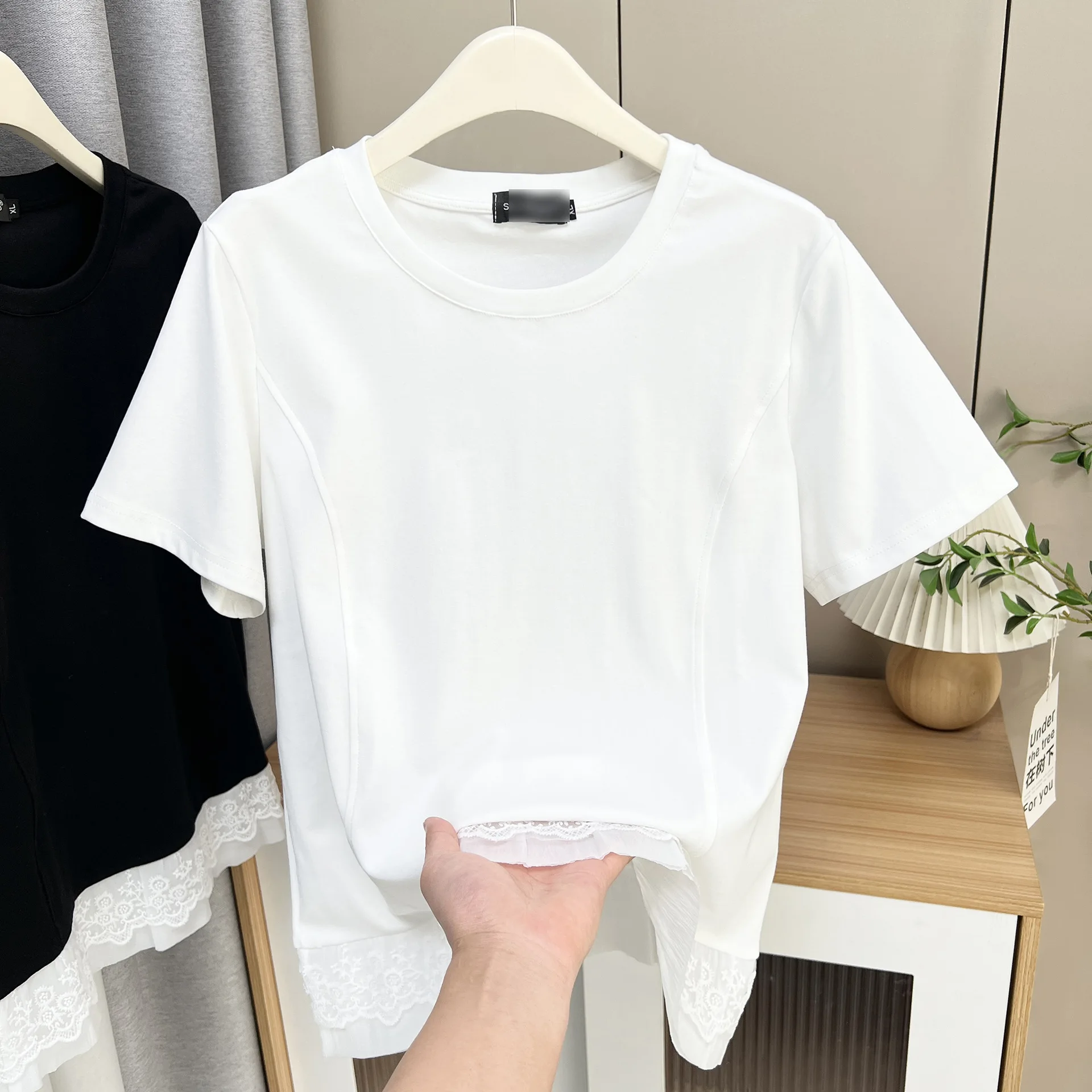 

Топ больших размеров 100 кг, летняя новая темпераментная тонкая женская футболка с 3D вырезом и кружевной строчкой с короткими рукавами 2517