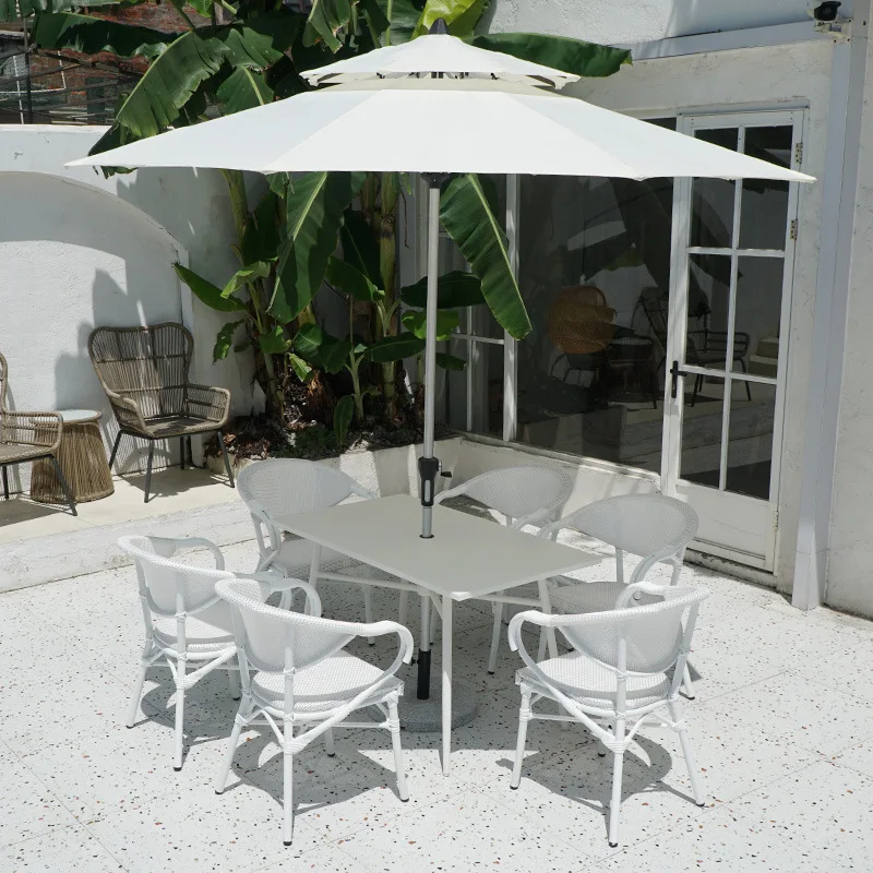 Combinación de mesa y silla blanca de ratán para patio y balcón al aire libre personalizable