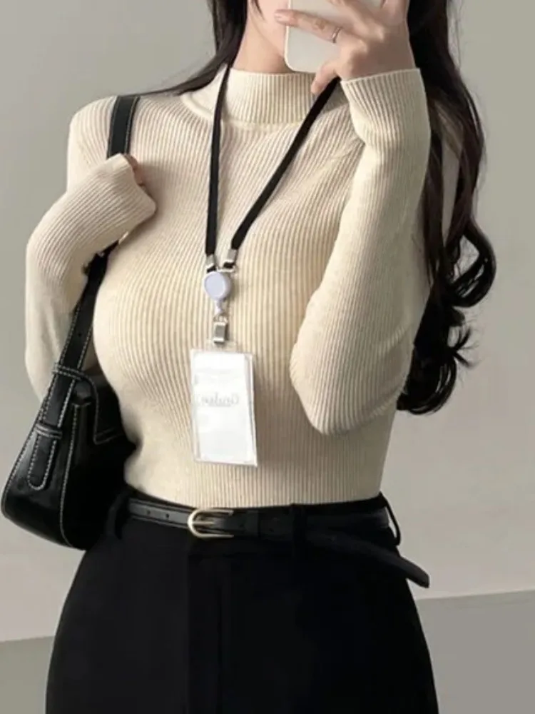 Elegancki sweter damski na jesień i zimę, dopasowany, długi, dzianinowy, z wysokim kołnierzem, jednolity kolor, warstwa bazowa, wzór teksturowany.