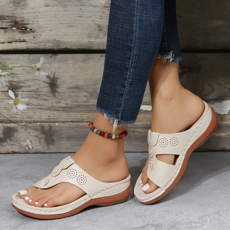 Damen Verstellbare Keilabsatz-Sandalen mit Knopfverschluss, Orthopädischer Fußgewölbestütze, Perforierte Sommer-Plateau-Flip-Flops – Detail 7