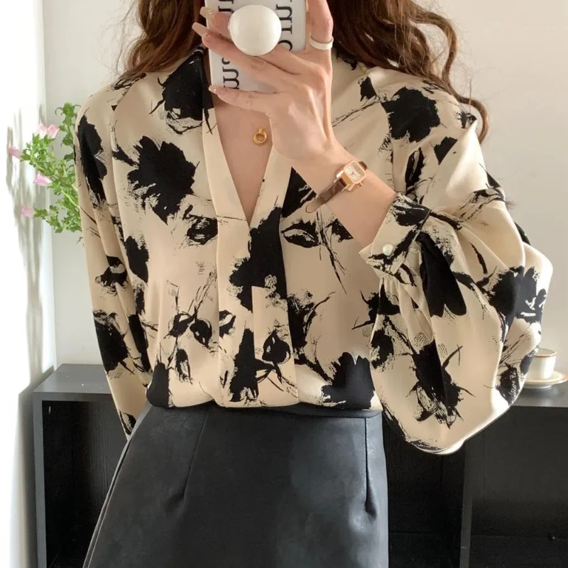 Fashion Elegant Spring/Summer New Button Women\'s V-Neck Printing Temperament Simplicity All-match Loose Long Sleeve Shirts Tops