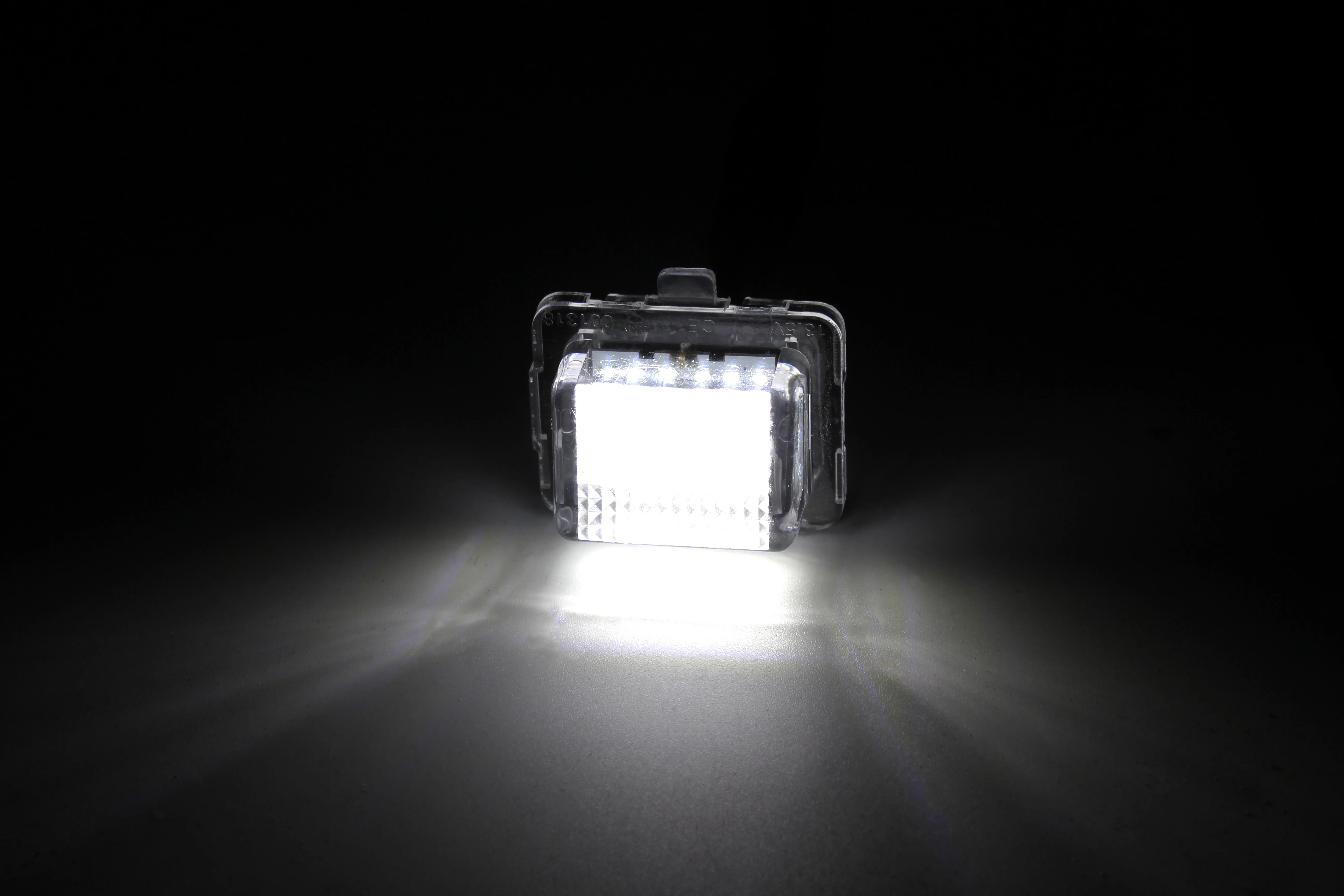 2 PCS 12 V Branco Sem Erros Canbus LED Número Luz Da Placa de Licença Para Mercedes-Benz W204 W212 C216 W221