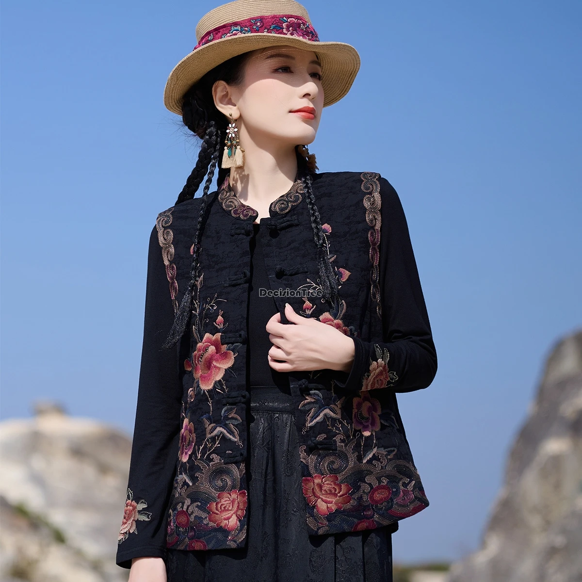 

2025 New autumn women's chinese retro ethnic style embroidered stand collar sleeveless waistcoat loose casual elegant vest t001