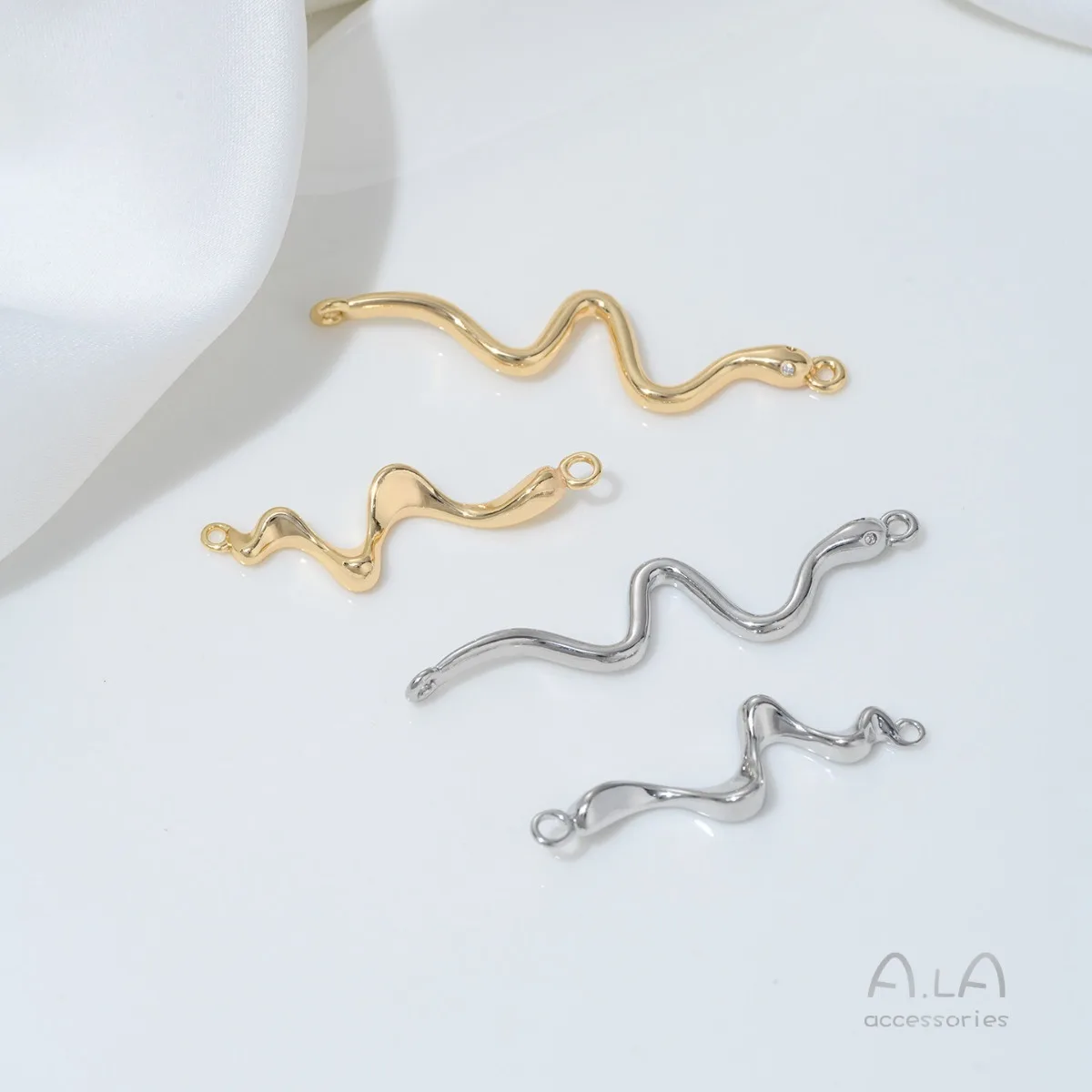 Colgante de serpiente espiritual chapado en oro de 14K con incrustaciones de circonita, conector de doble argolla irregular, accesorios DIY para collar de perlas