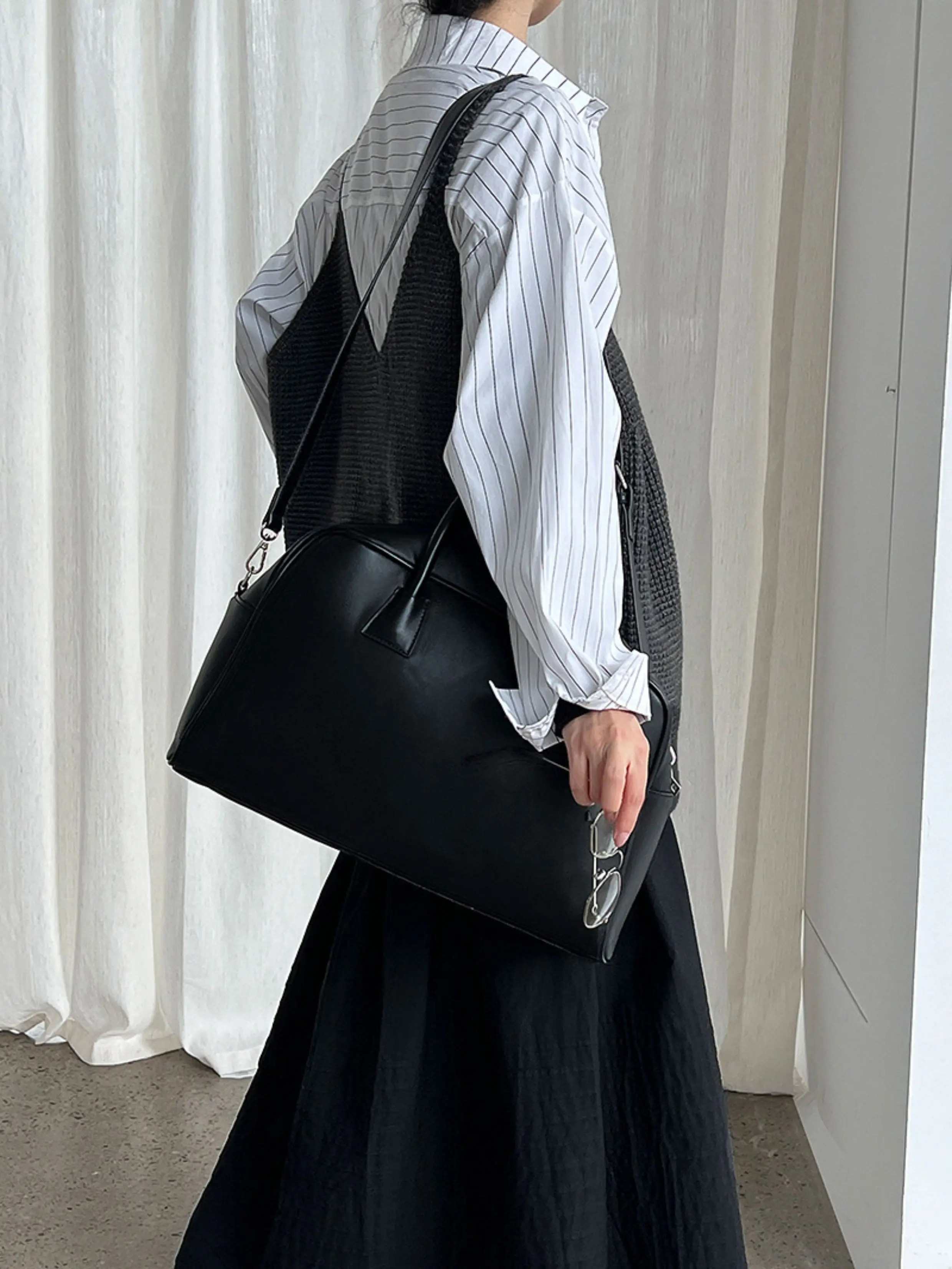 Korean women's vest European version lazy wide shoulder strap knitted vest lap wear old Qian Feng sling vest.