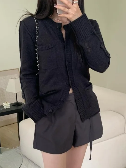 เสื้อสเวตเตอร์ไหมพรมถักทรงยาวสีขาวสำหรับผู้หญิง สไตล์ชิค ฤดูใบไม้ร่วง รุ่นใหม่ ดีไซน์ฝรั่งเศส กระดุมติด ดีไซน์หรูหรา