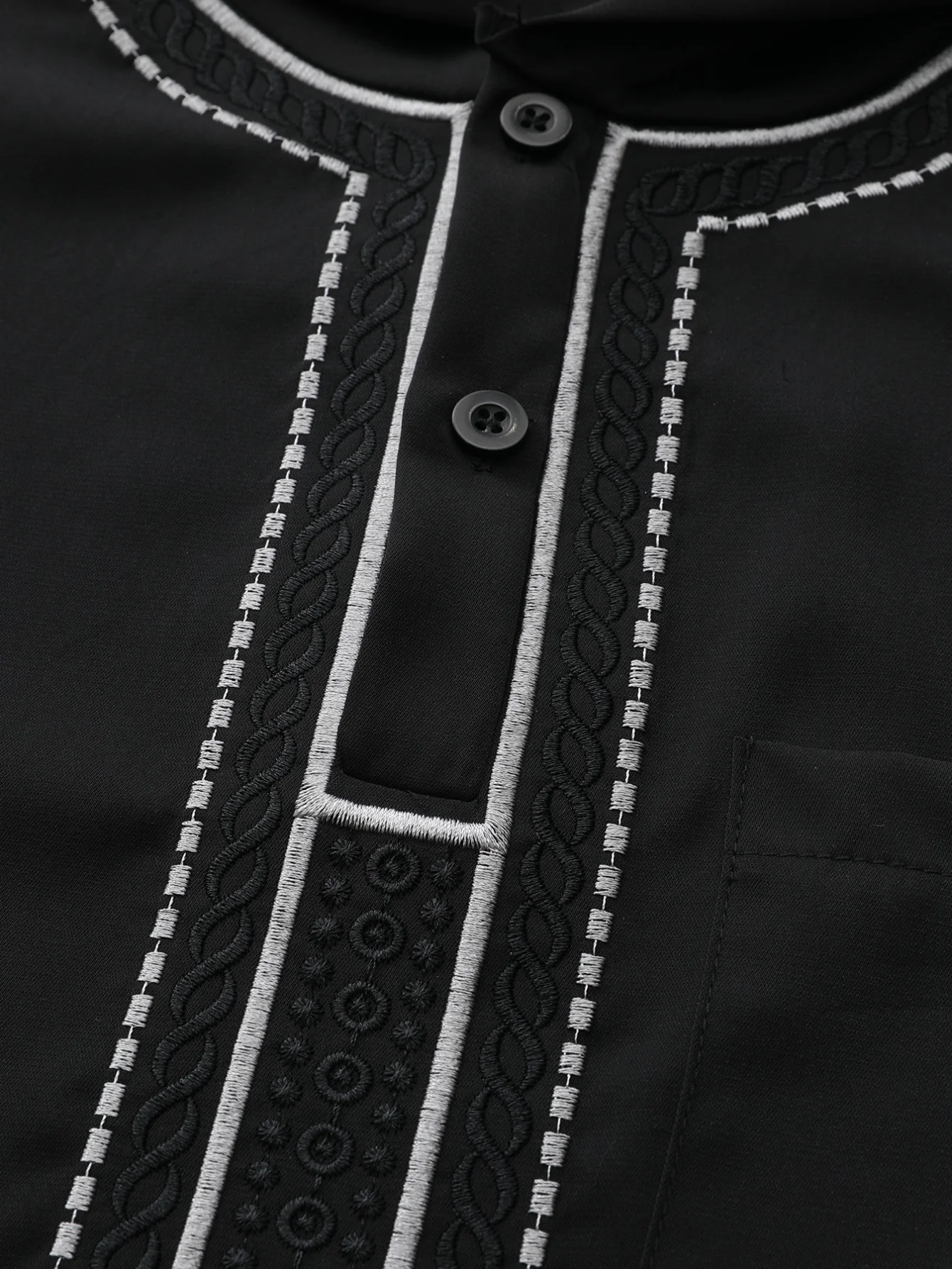 Losse moslim heren lange gewaad met capuchon, geborduurde mouwen, islamitische zwarte casual jurk, ontwerp met open voorkant voor comfortabel gebruik