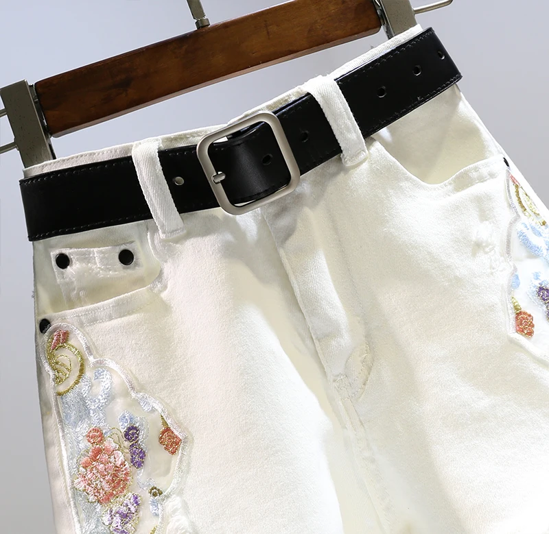 Pantalones cortos vaqueros con bordado Floral para mujer, última atuendo de verano, pantalones vaqueros cortos blancos holgados de cintura alta ajustados europeos