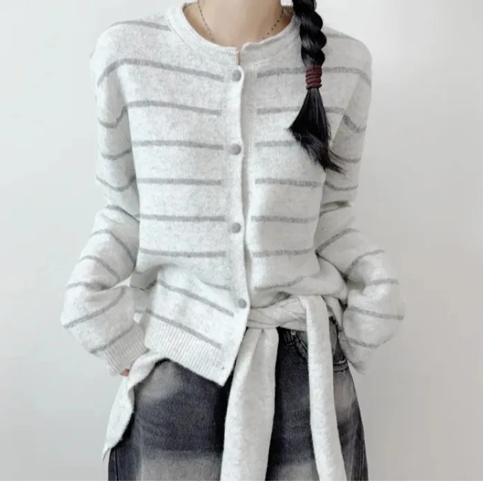 Damski sweter dziergany, elegancki, jesienno-zimowy, nowy, w paski, długi rękaw, okrągły dekolt, zapinany na jeden guzik, rozpinany kardigan, odkryte ramiona...