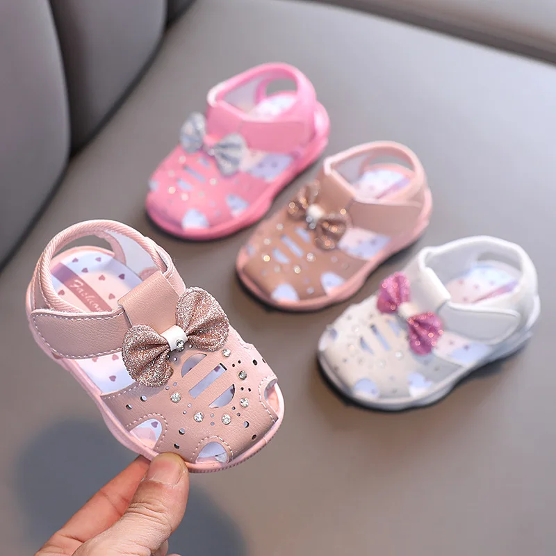 Sandalen für Kleinkinder, Sommerschuhe für Babys, die Geräusche machen können, niedliche Schleifen-Prinzessinnen-Schuhe für Kinder, Kleinkinder, weiche Lauflernschuhe