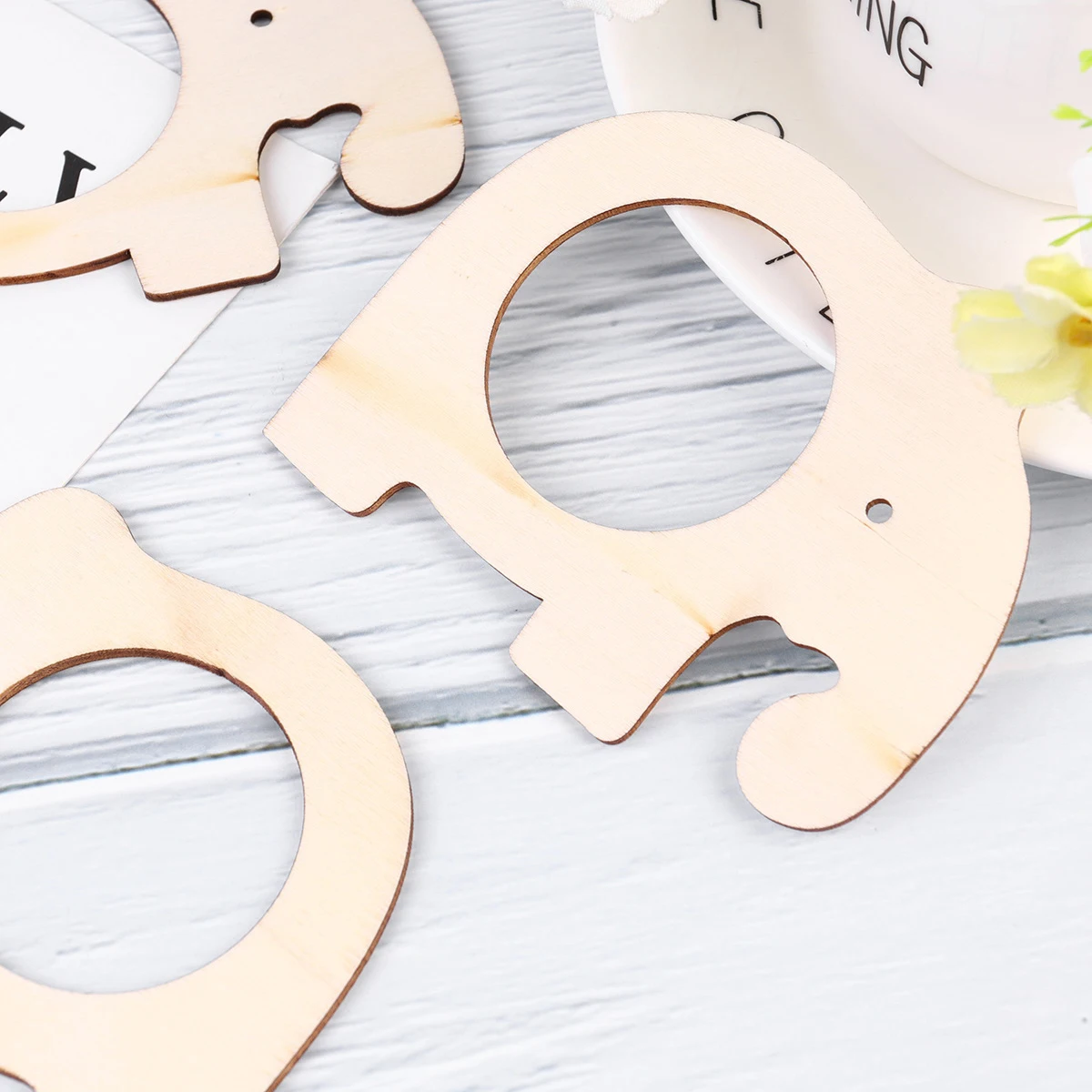 

10 pcs Wooden Napkin Ring Creative Table Accessories Smooth Natural Wood Towel Ring For Wedding Party Banquet Decoration