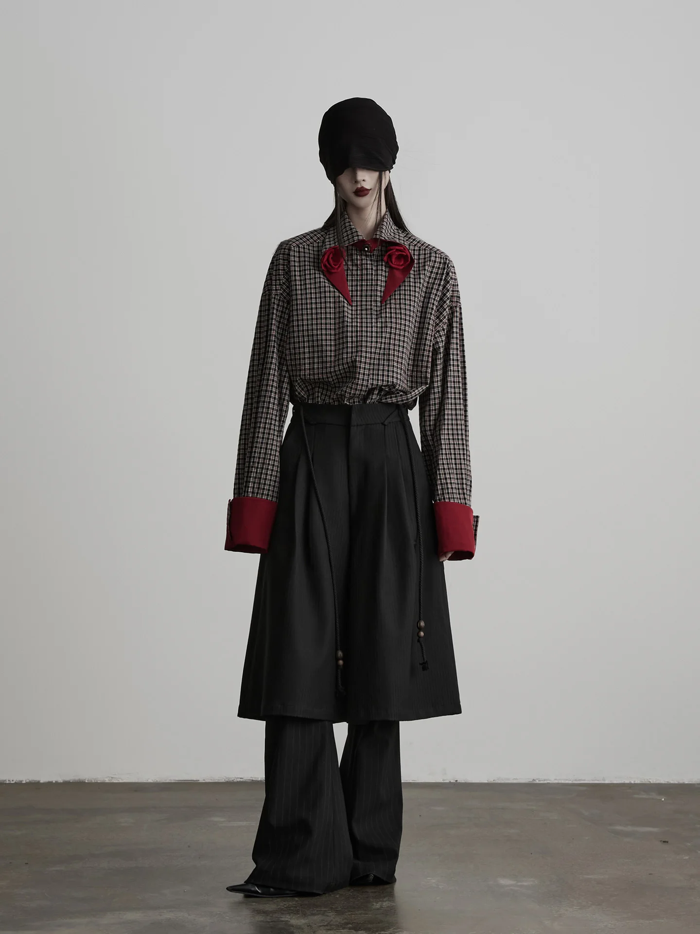 

Женский комплект из двух предметов: свободные прямые брюки в полоску и укороченные брюки-кюлоты (7/8 длины) – повседневный комплект