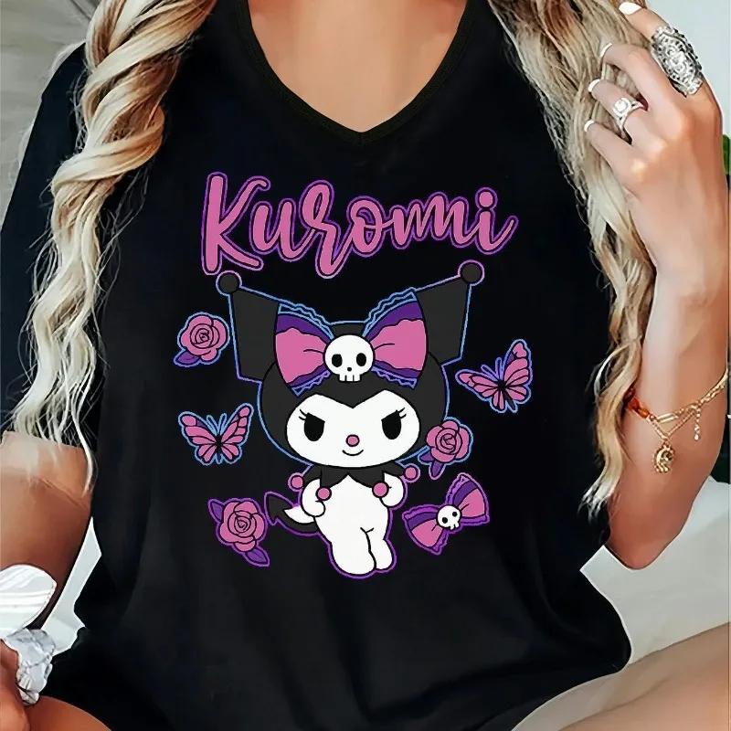 

Плюс размер, новая женская футболка с v-образным вырезом Authorize Sanrio 2025 — топ с короткими рукавами с милым мультяшным принтом и графикой KUSOMI,