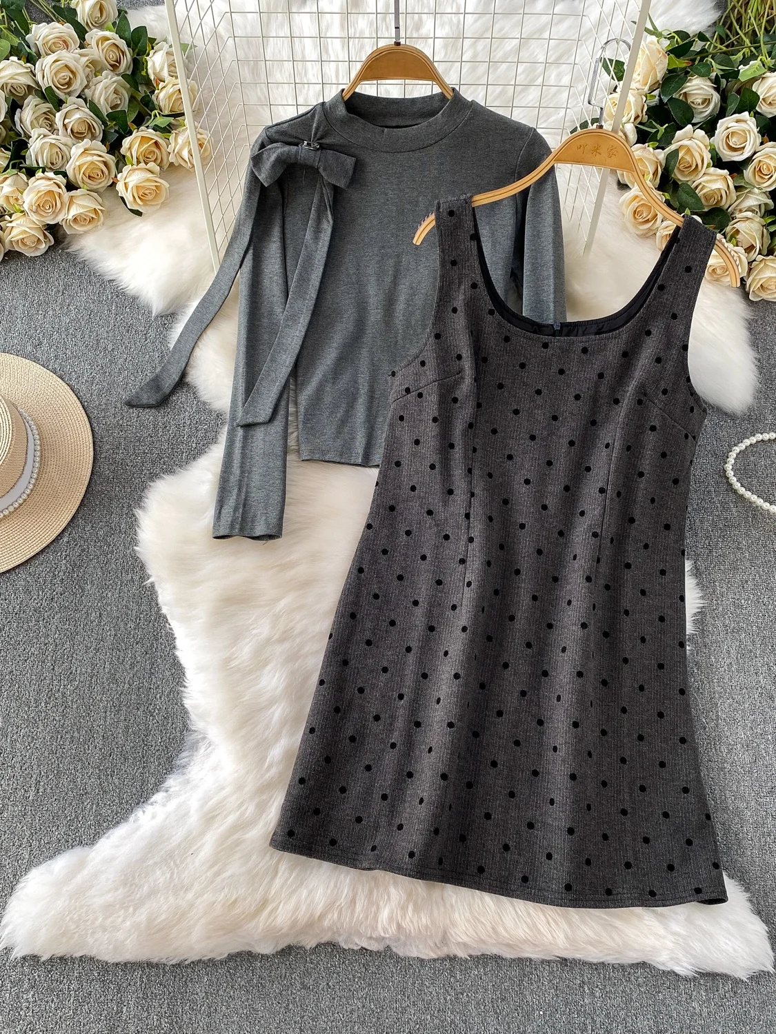 작은 체형을 위한 패셔너블한 물방울 무늬 스트랩 드레스와 달콤한 리본 매듭 라운드넥 긴팔 베이스 탑 세트, 하이웨이스트 바지