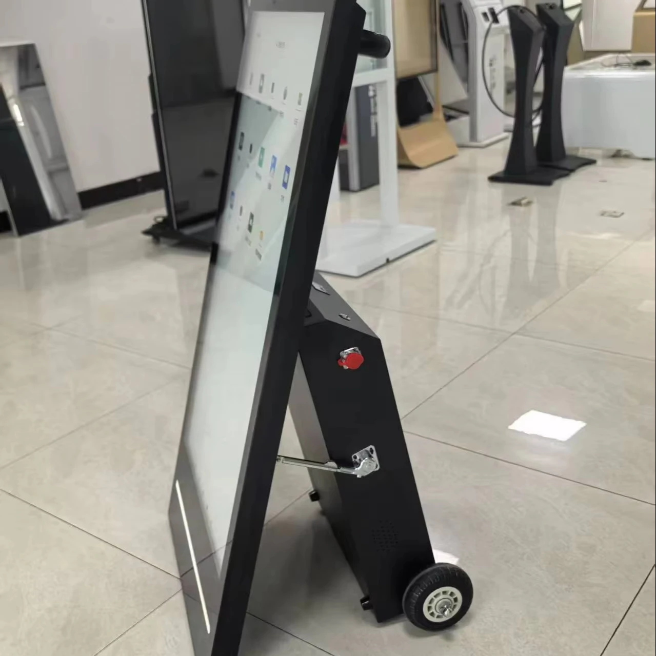 

32-дюймовый портативный ЖК-дисплей с аккумулятором, глянцевый мобильный экран, реклама, уличная подставка на заказ, цифровой дисплей