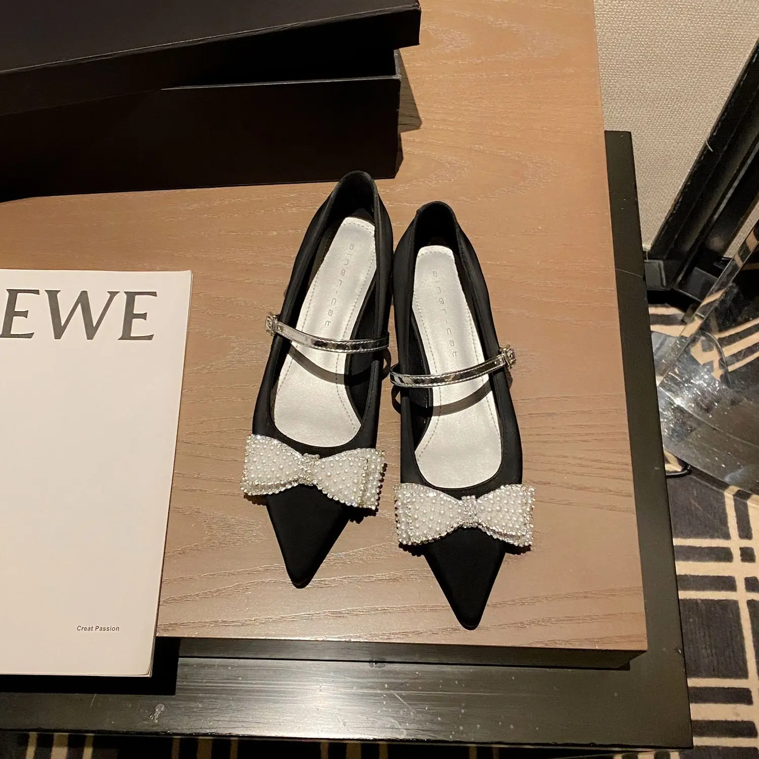 Women’s flat shoes with chunky heels, 2026 new style pointed-toe Mary Jane shoes, French-style pearl bow flats