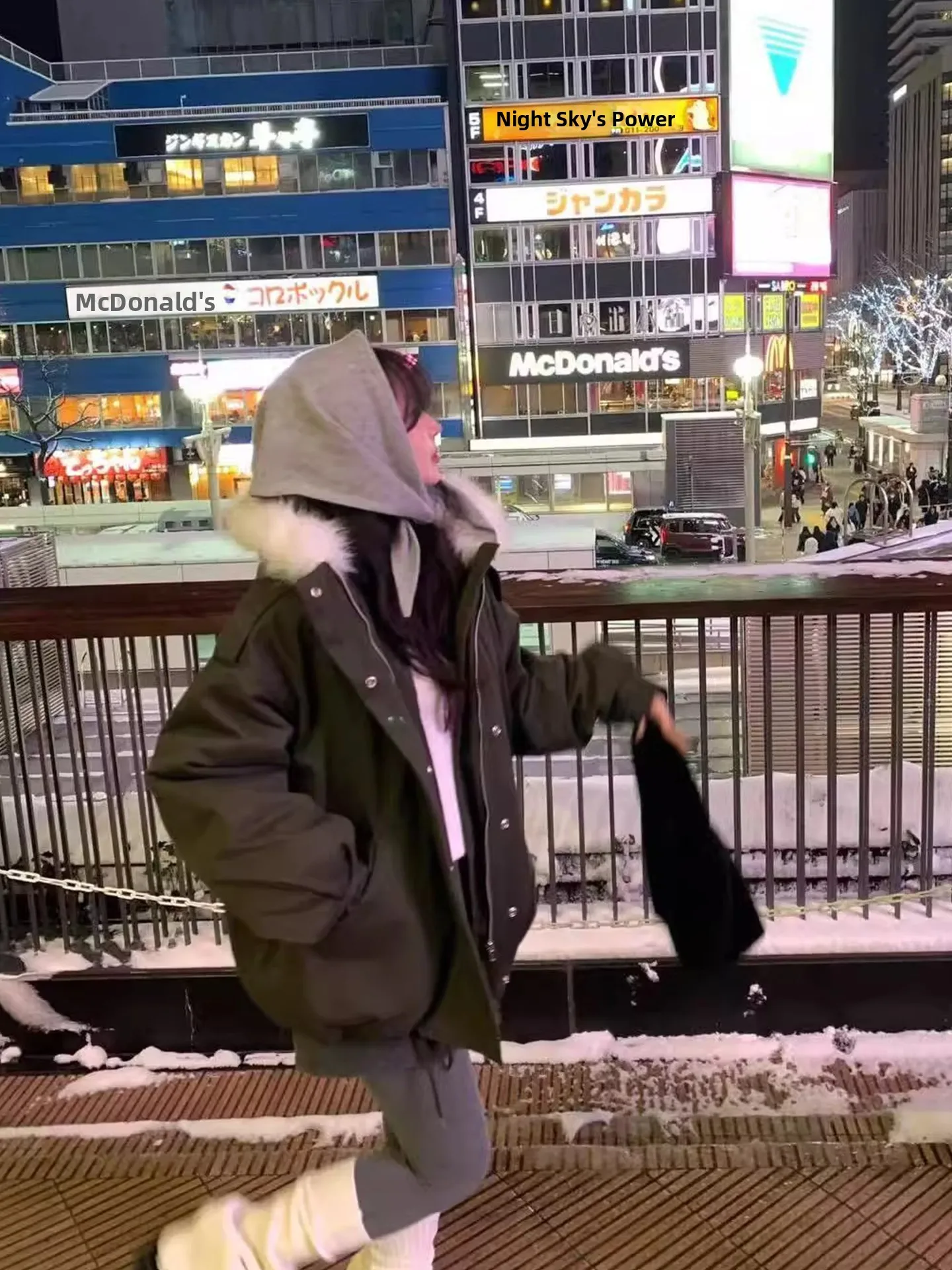 เสื้อโค้ทผ้าฝ้ายทรงหลวมสไตล์เรโทรอเนกประสงค์สำหรับผู้หญิง มีฮู้ด ซิป แต่งขนเฟอร์ที่คอ รุ่นใหม่สำหรับฤดูหนาว