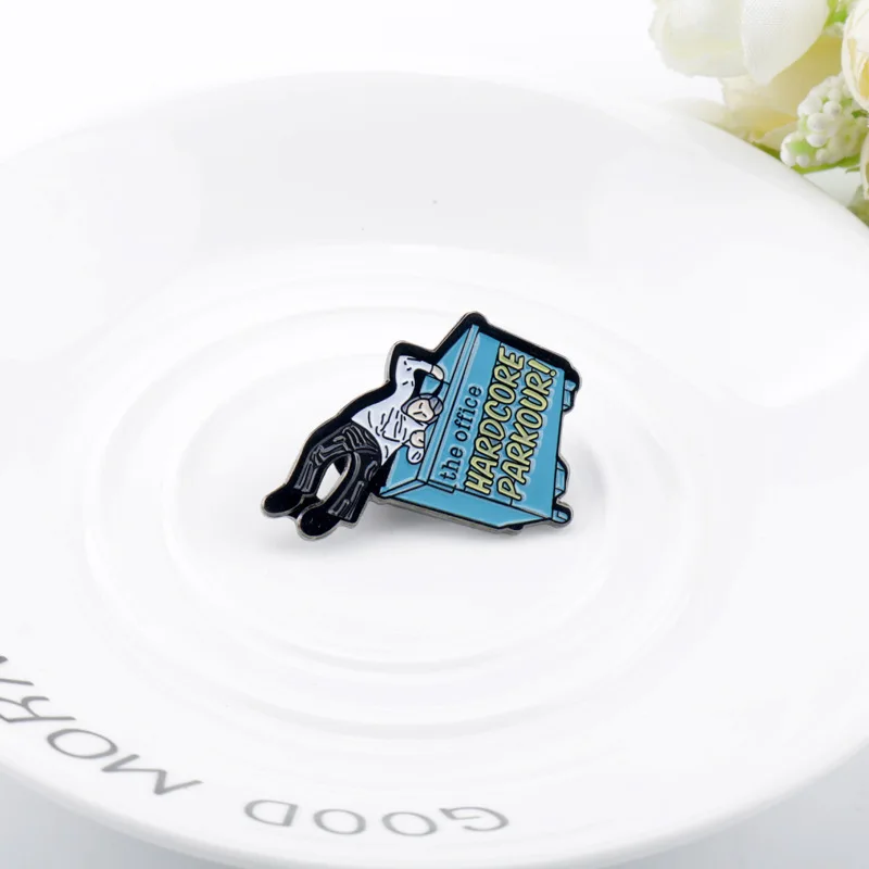 Büro TV SHOW Emaille Pin Broschen für Frauen Anstecknadeln Abzeichen auf Rucksack Kleidung Accessoires Modeschmuck Fans Geschenk