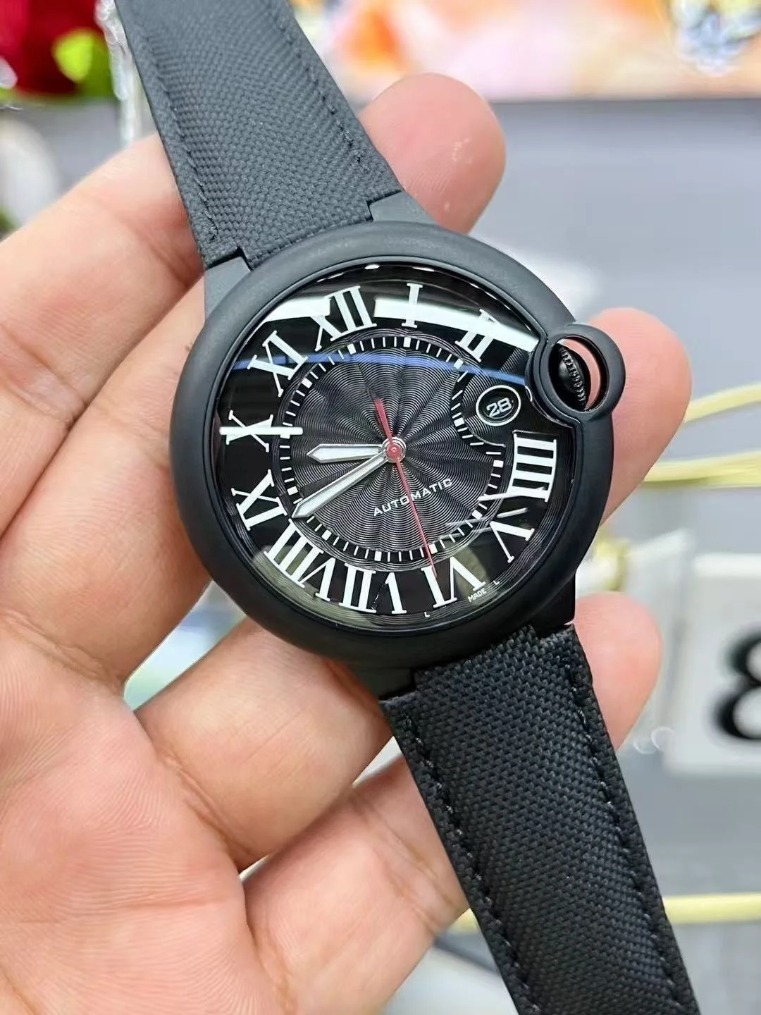 Montre automatique minimaliste entièrement noire à grand cadran, couronne latérale unique, cadran texturé radial, bracelet en toile et cuir, échelle romaine vintage, montre mécanique pour homme