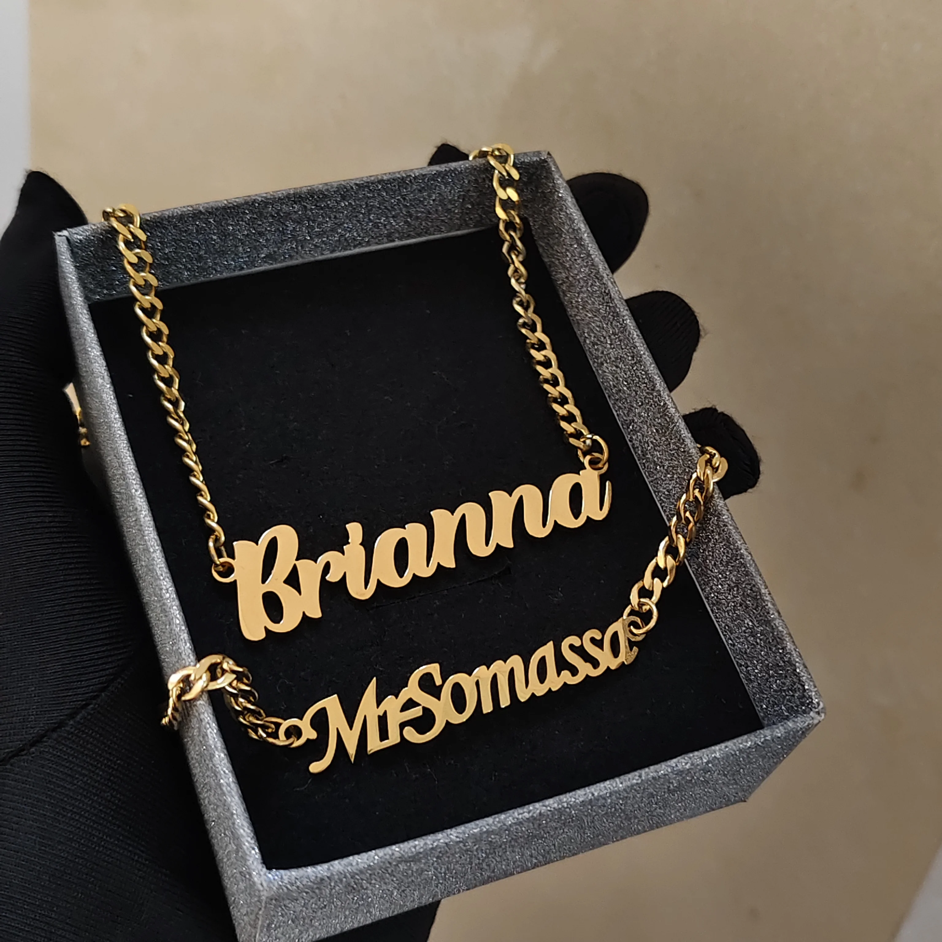 DHQH جديد بالجملة مجموعة رسائل شخصية اسم مخصص/شعار قلادة سوار مجموعة هدية عيد ميلاد الشركة المصنعة المبيعات المباشرة