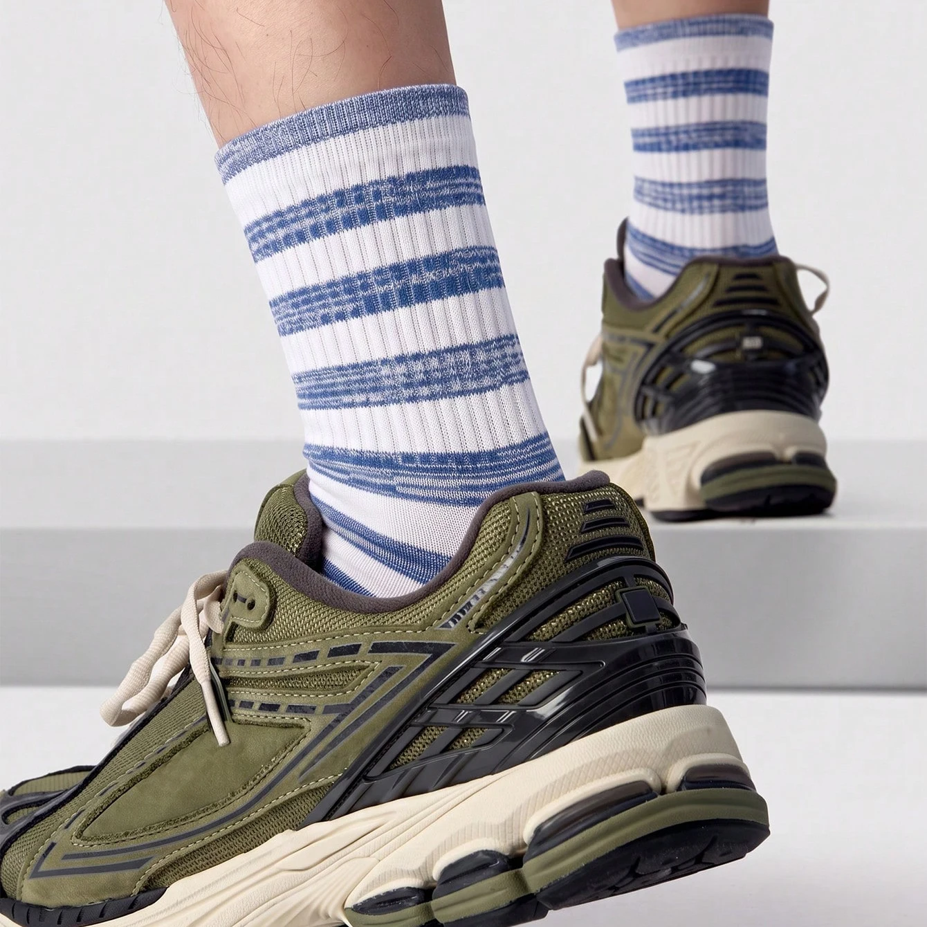 3 Pairs of Blue and White Gradient Striped Mid-Calf Socks, Comfortable and Soft Casual Sports Socks, Suitable for Daily Wear, Striped Design, Suitable for Parties, Gift-Giving, and Other Occasions