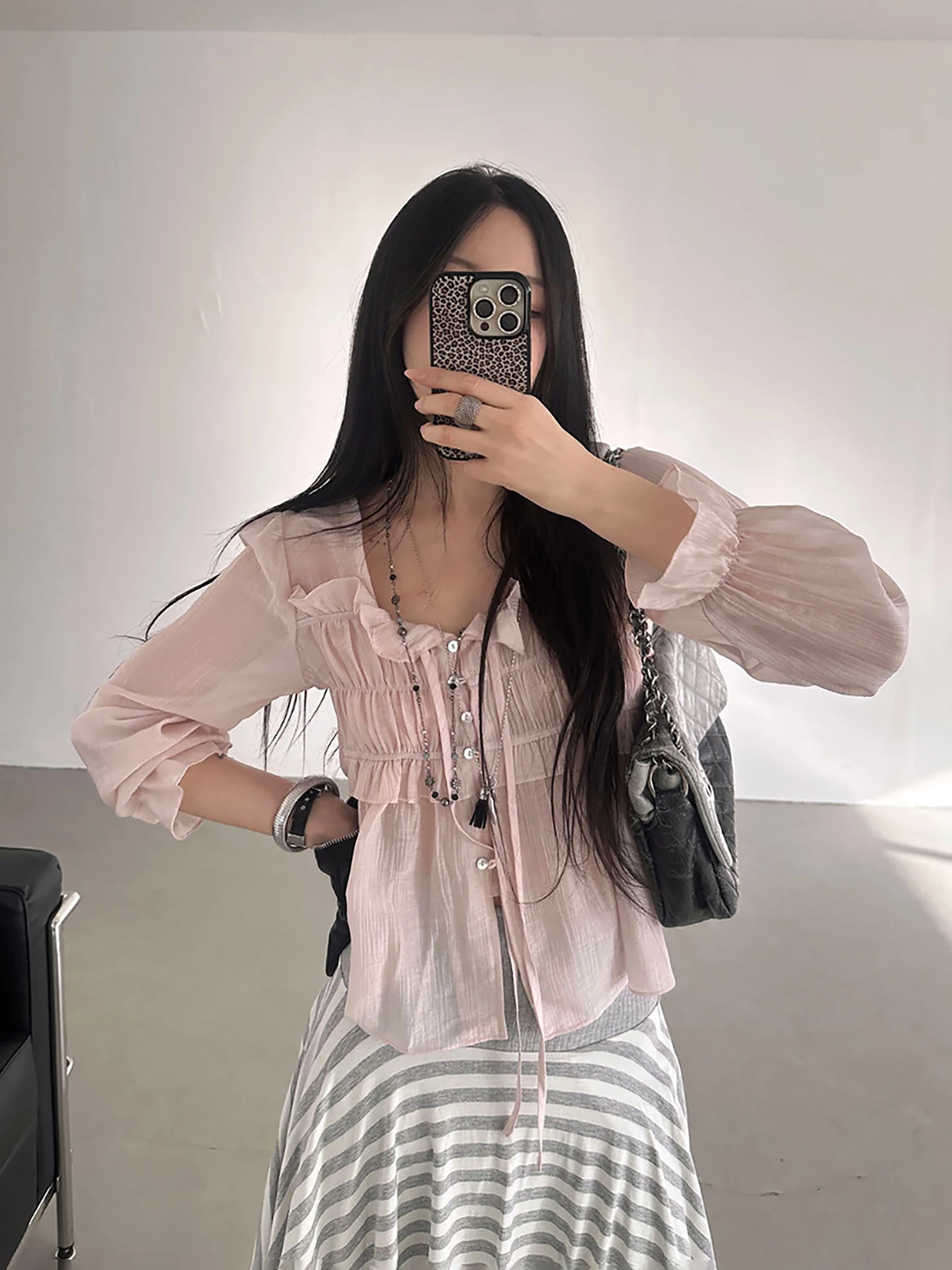 

Нежная весенняя рубашка в стиле ретро с плиссировкой и поясом, с длинными рукавами, на одной пуговице, свободного кроя, женская, из полиэфирного волокна, со складками