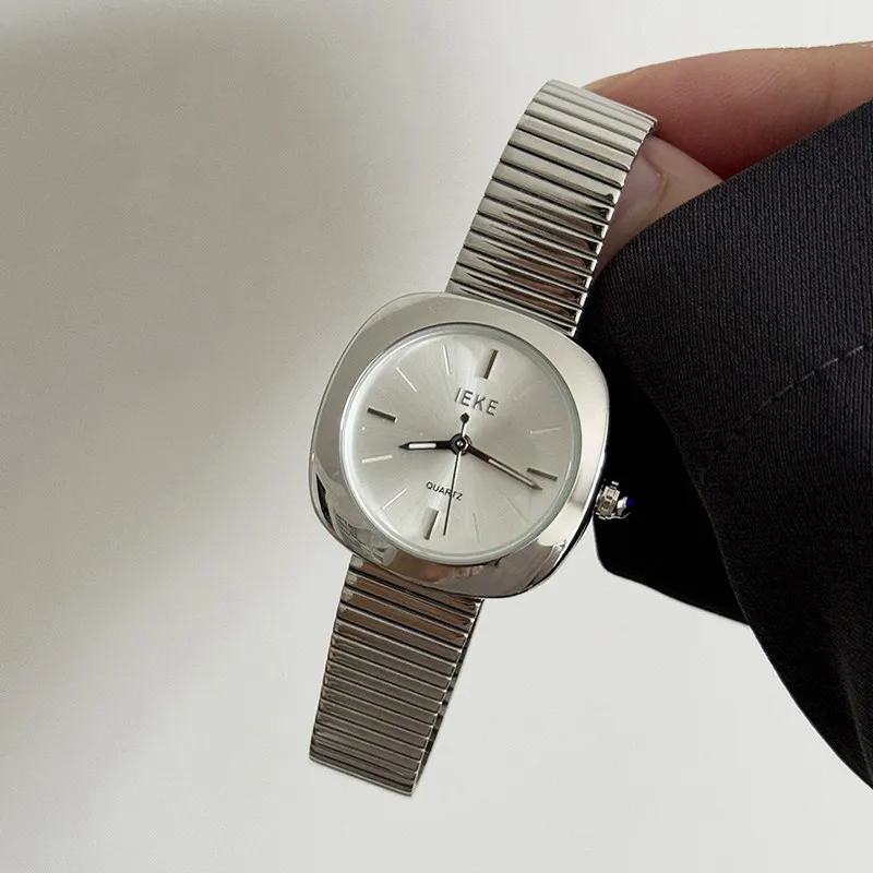 새로운 여성용 실버 시계, 스틸 밴드로 스타일리시하고 우아한 여성용 시계입니다. 여성을 위한 독특한 액세서리.