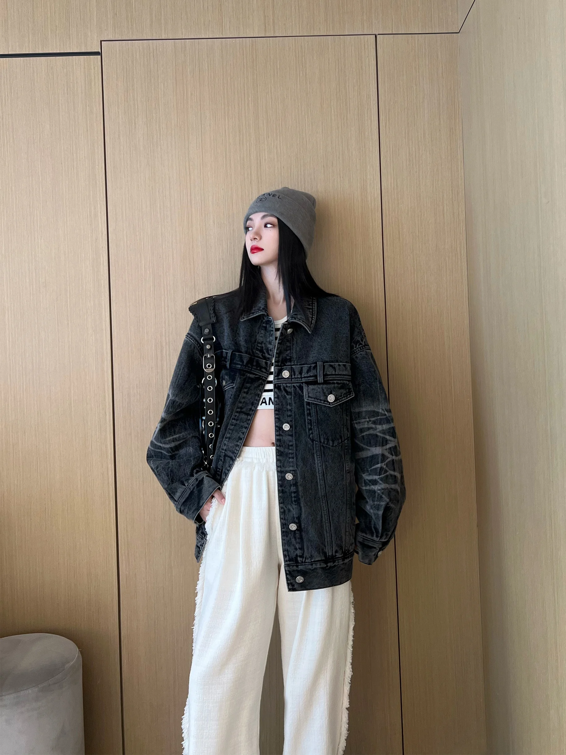 

Джинсовая куртка Nancy Cavally из плотного хлопка, уличный стиль, свободный крой, длинный рукав, на пуговицах, с двойными складками по водоразделительной линии.