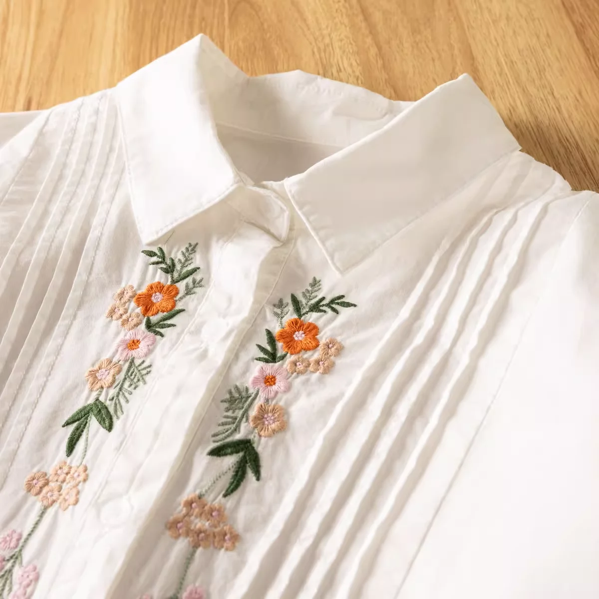 

2025 Chic and elegant women blouse ethnic long sleeve pleated white shirts with embroider ladies clothes top female