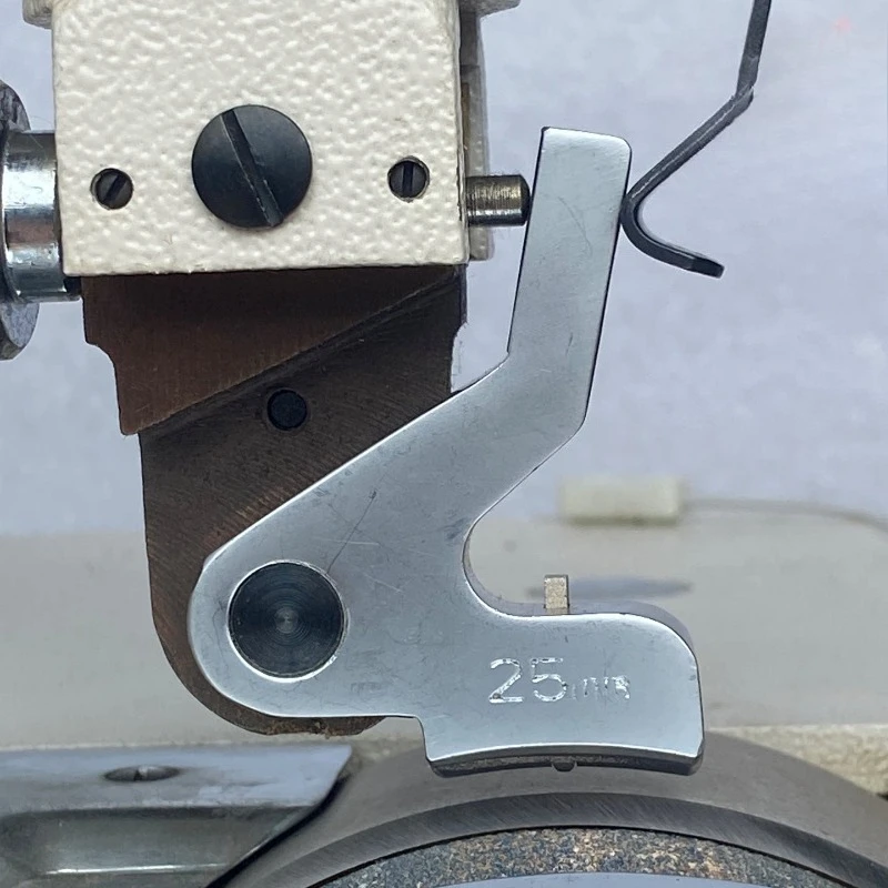 TK-801 Peeler folding edge presser foot digging groove road bulging, bone rib pressing marks white steel sewing machine