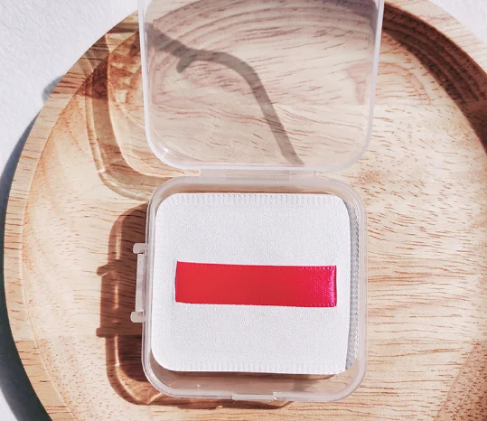 Puder w puszce z pojemnikiem do przechowywania, do stosowania na sucho i na mokro, niegromadzący się w grudek, bawełniany puder w poduszce powietrznej.