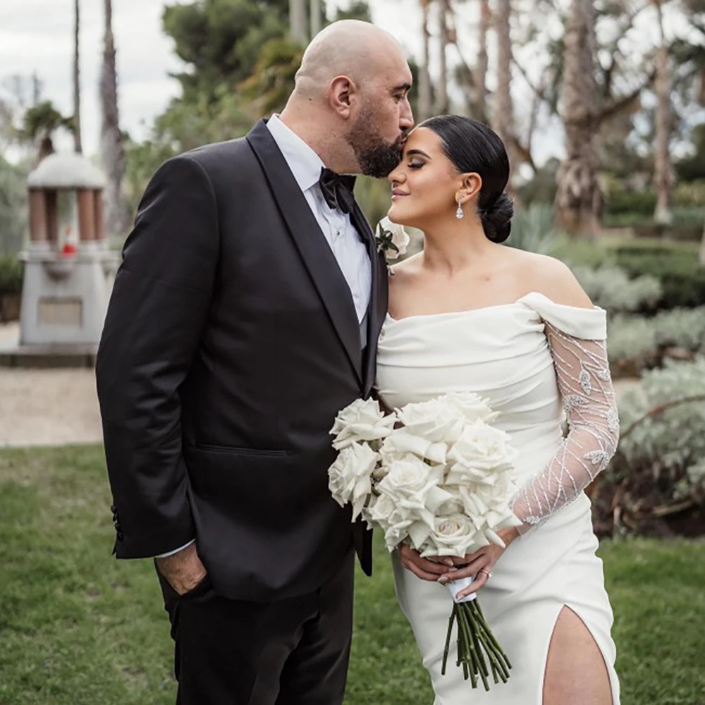 Vestido de novia de satén dividido con mangas largas y hombros descubiertos, vestido de novia personalizado de satén fruncido de corte bajo con lentejuelas y vuelo para exteriores