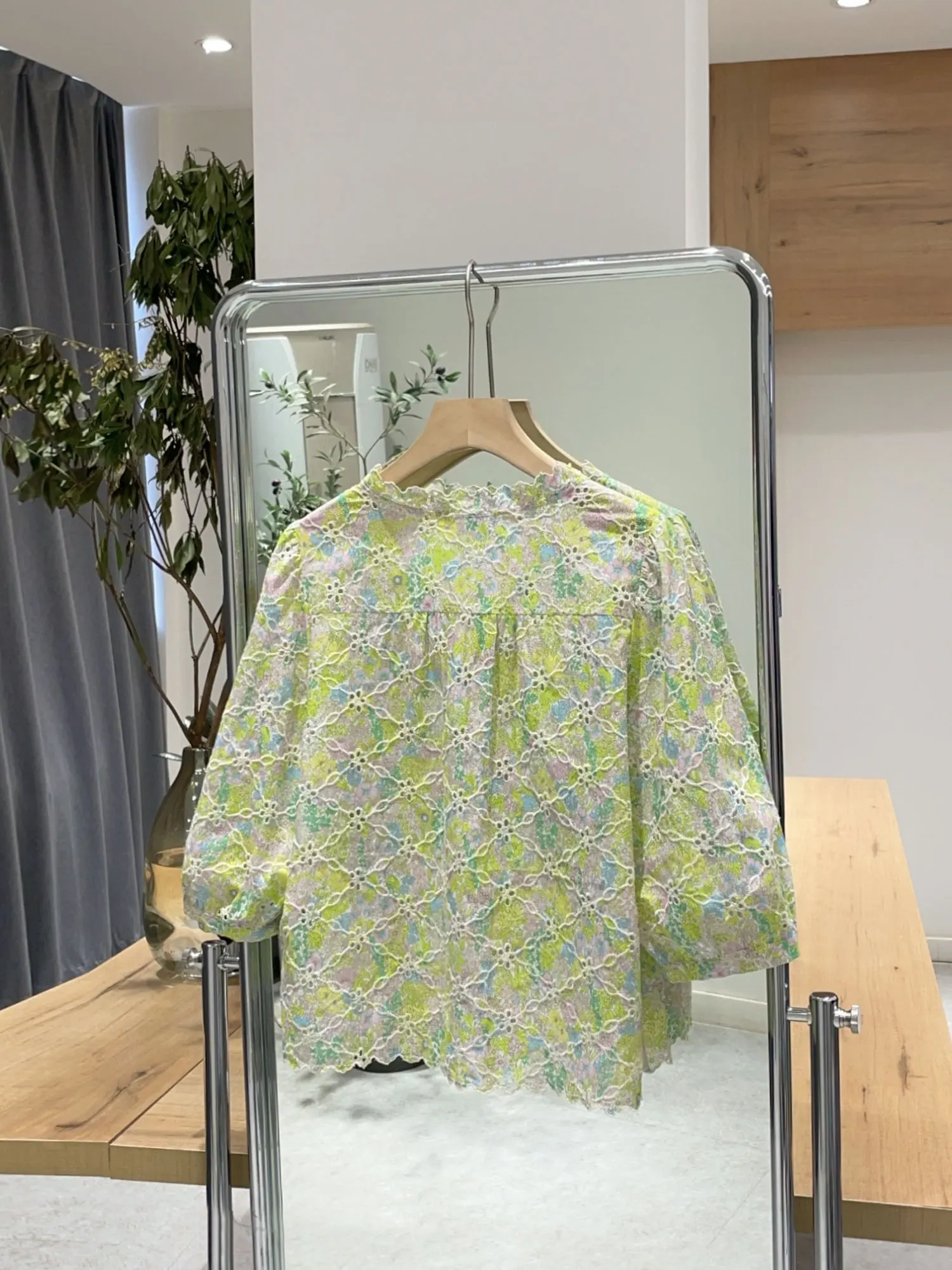 เสื้อผ้าแบรนด์ใหม่ Nok Xiaola คอลเลคชั่นฤดูใบไม้ผลิ 2025 รุ่น 'Summer Splendor' ปักลาย V-neck ผ้าฝ้ายเนื้อนุ่ม ทรงบับเบิ้ล โปร่งลายฉลุ