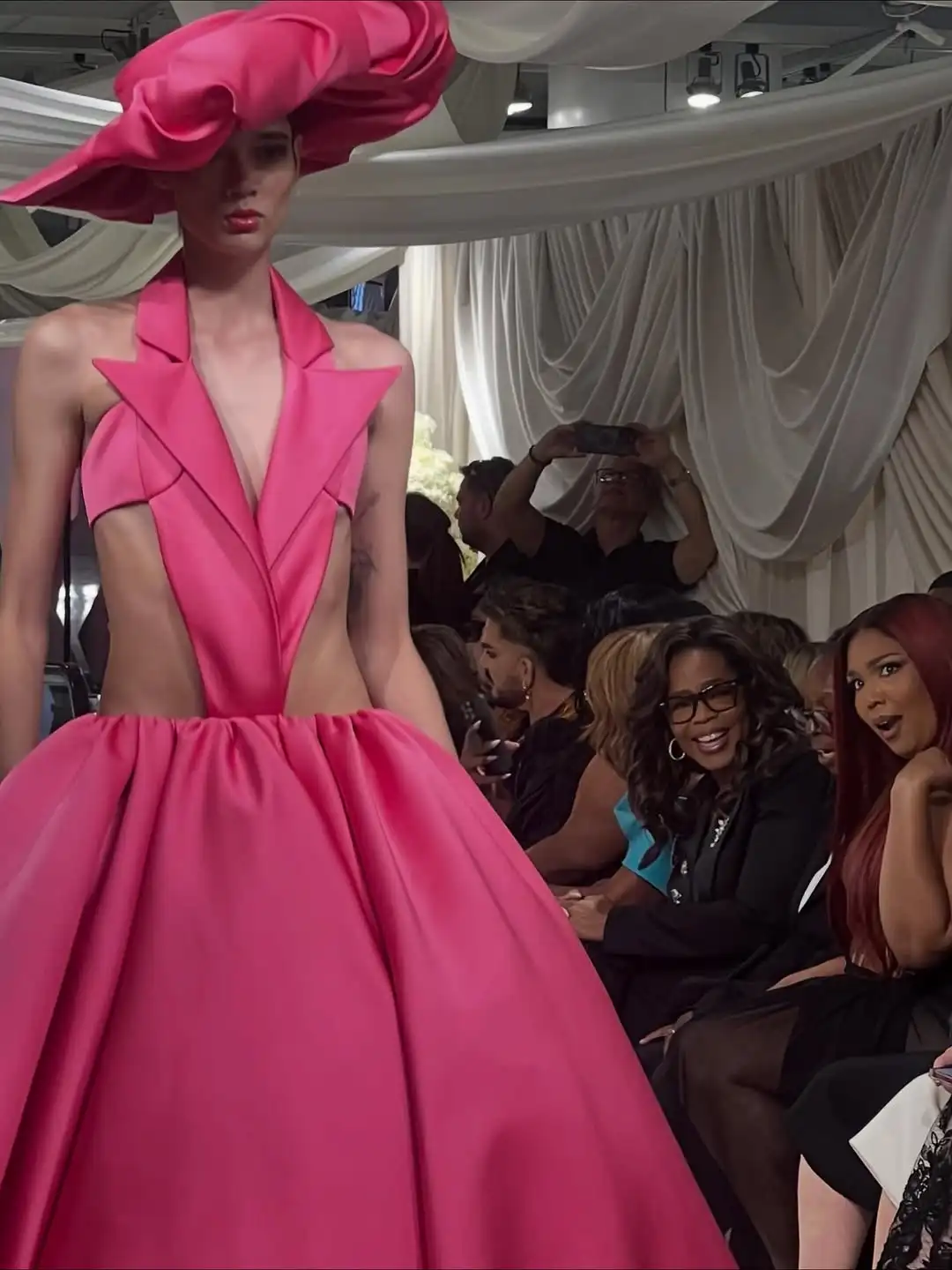 ชุดราตรีออกงานปี 2026 ดีไซน์เก๋ไก๋ โชว์หลังเซ็กซี่ ชุดออกงานผู้หญิง ดีไซน์ชิค ชุดเซ็ตเว้าแหวก ชุดราตรีงานพรอม ชุดออกงาน ชุดทางการ ตัดเย็บตามสั่ง