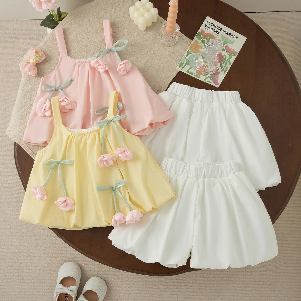 

Летний повседневный комплект для девочек: топ без рукавов с цветочным принтом и бантом, розовый, с белыми шортами, 2 предмета