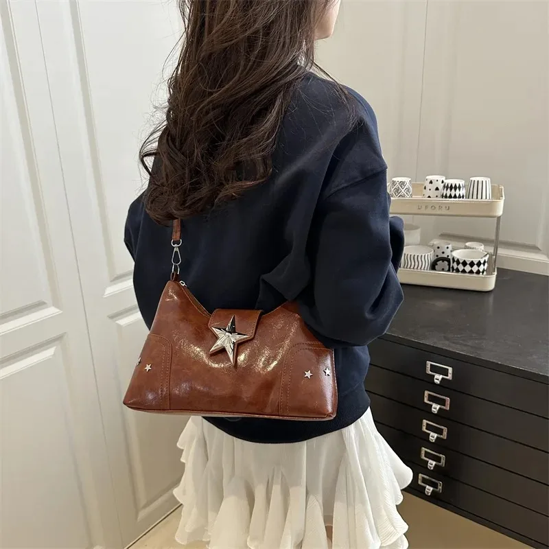 

Однотонная повседневная сумка для женщин 2026: Новинка, текстурированная, элегантная, вместительная, с заклепками и звездами, для работы и повседневной носки, на плечо