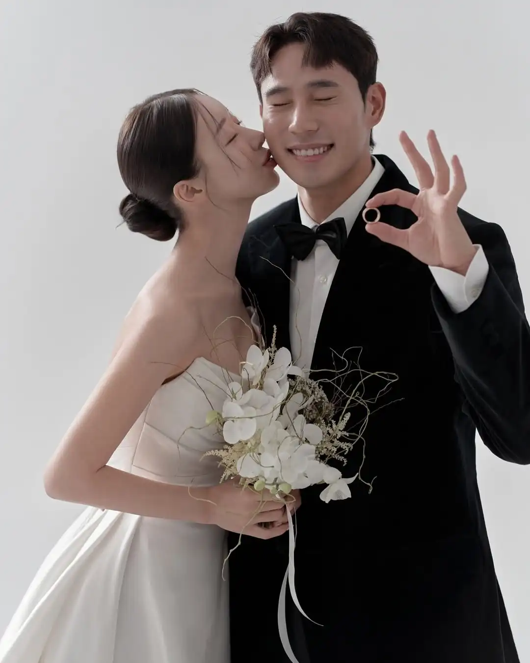Giyu Elegant Lvory Wedding Dress Strapless A Line Bridal Gowns Satin Sleeveless Floor-Length Korea Photoshoot Customised 2025